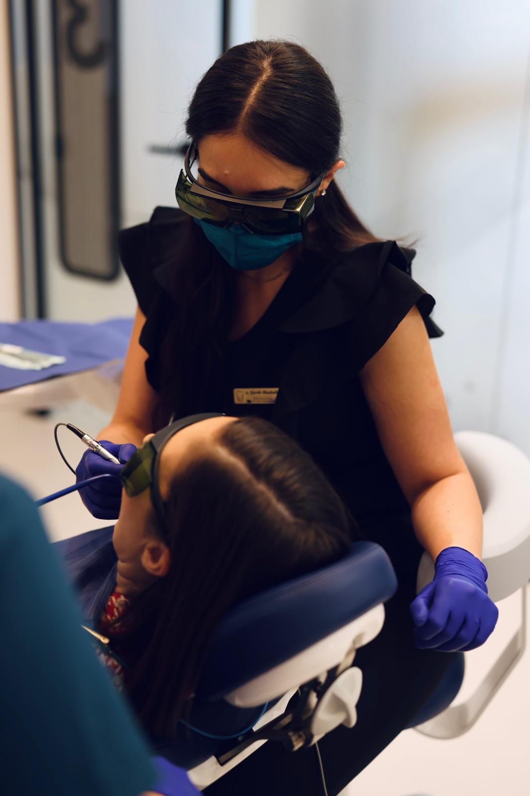 Intervenție cu laser dentar